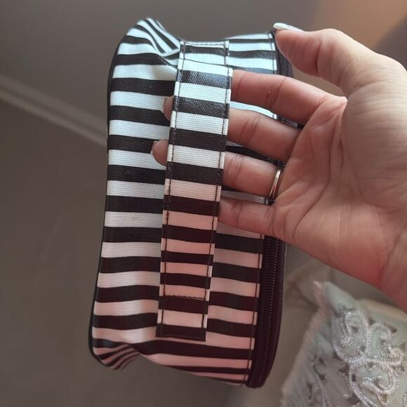 Henri Bendel, Centennial, straight make up case. - Picture 9 of 10